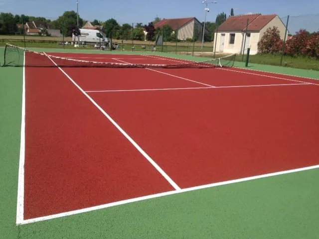 Court de tennis rouge et vert fraîchement repeint