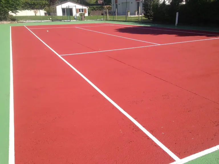 Court de tennis rouge et vert neuf aux lignes blanches