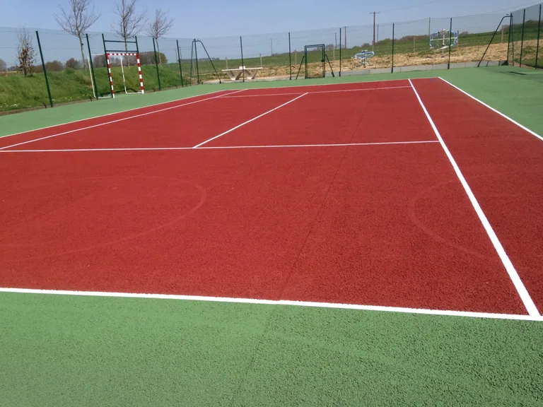Court de tennis rouge et vert neuf aux lignes blanches