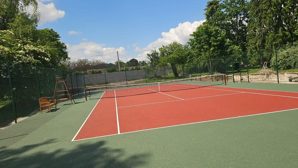 Court de tennis rouge et vert neuf dans un club