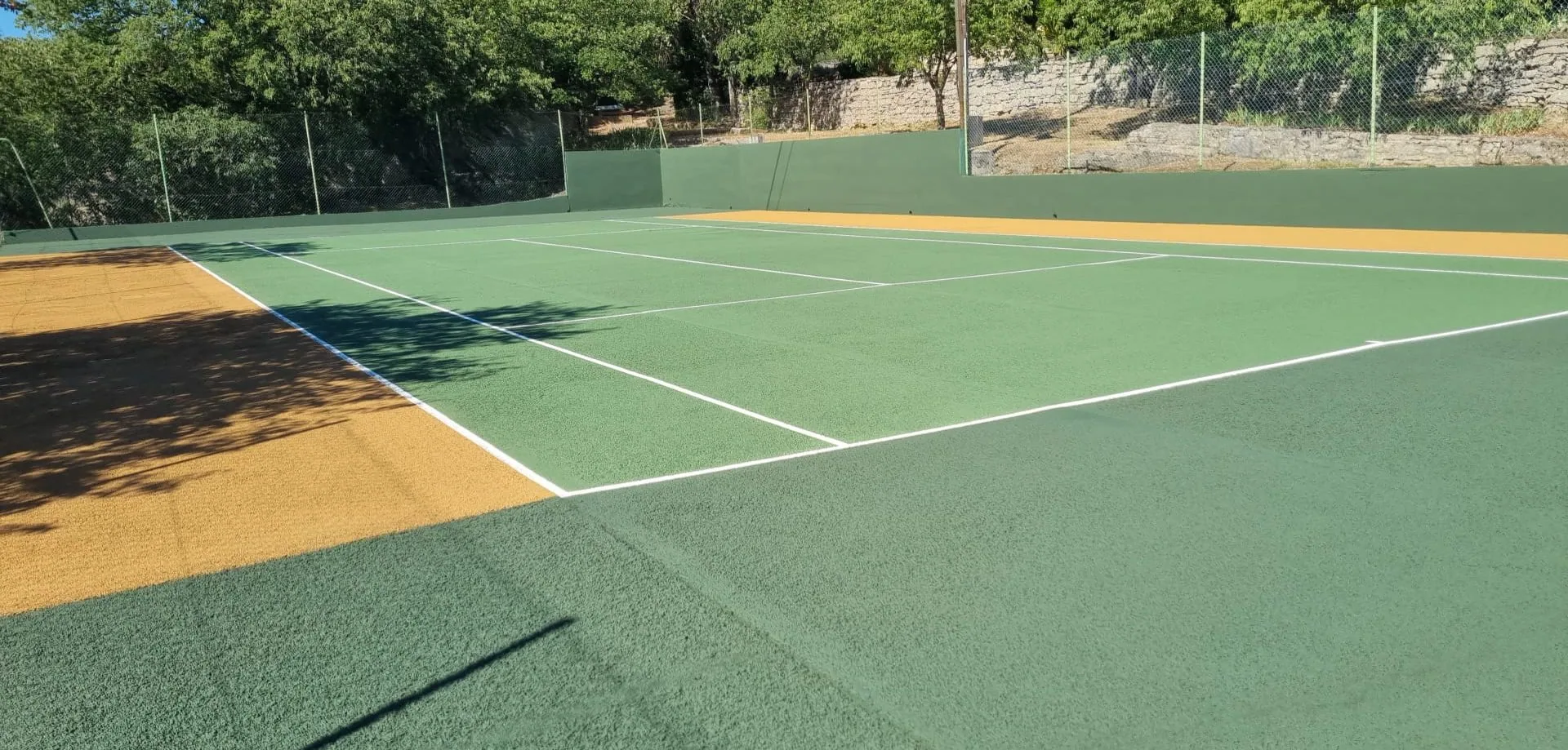 Court de tennis vert à bandes ocre