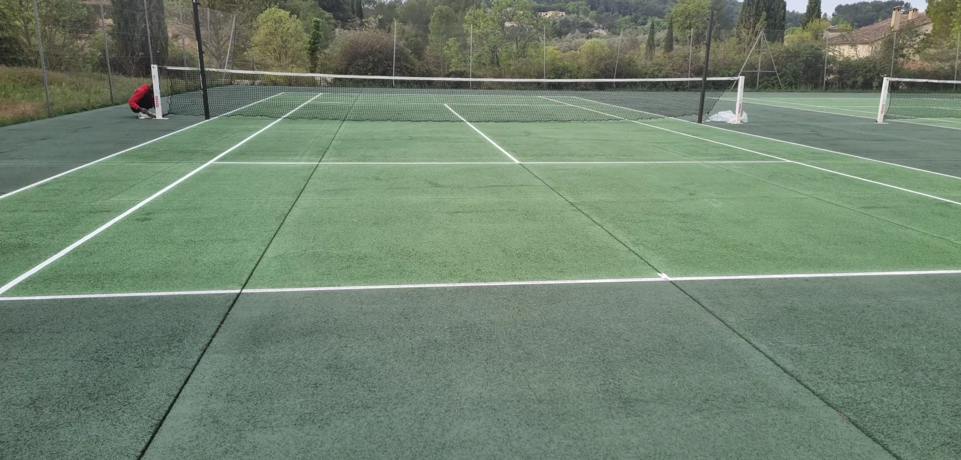 Court de tennis vert à l'aire de jeu vert clair