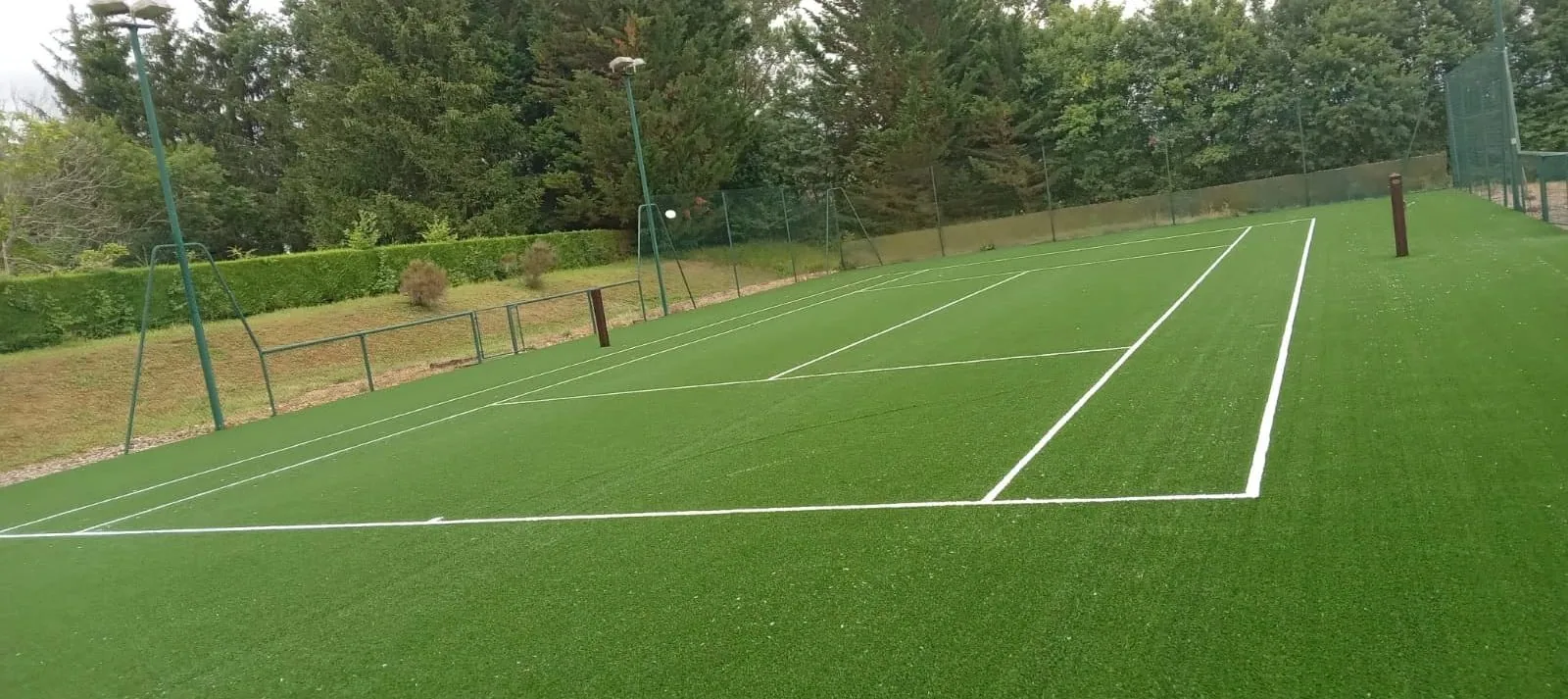 Court de tennis vert aux lignes blanches neuves