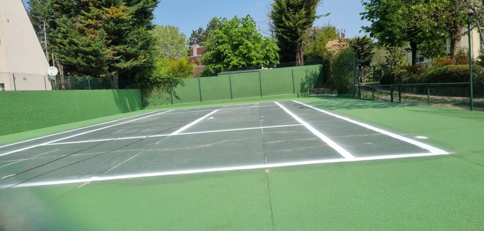 Court de tennis vert aux lignes blanches neuves