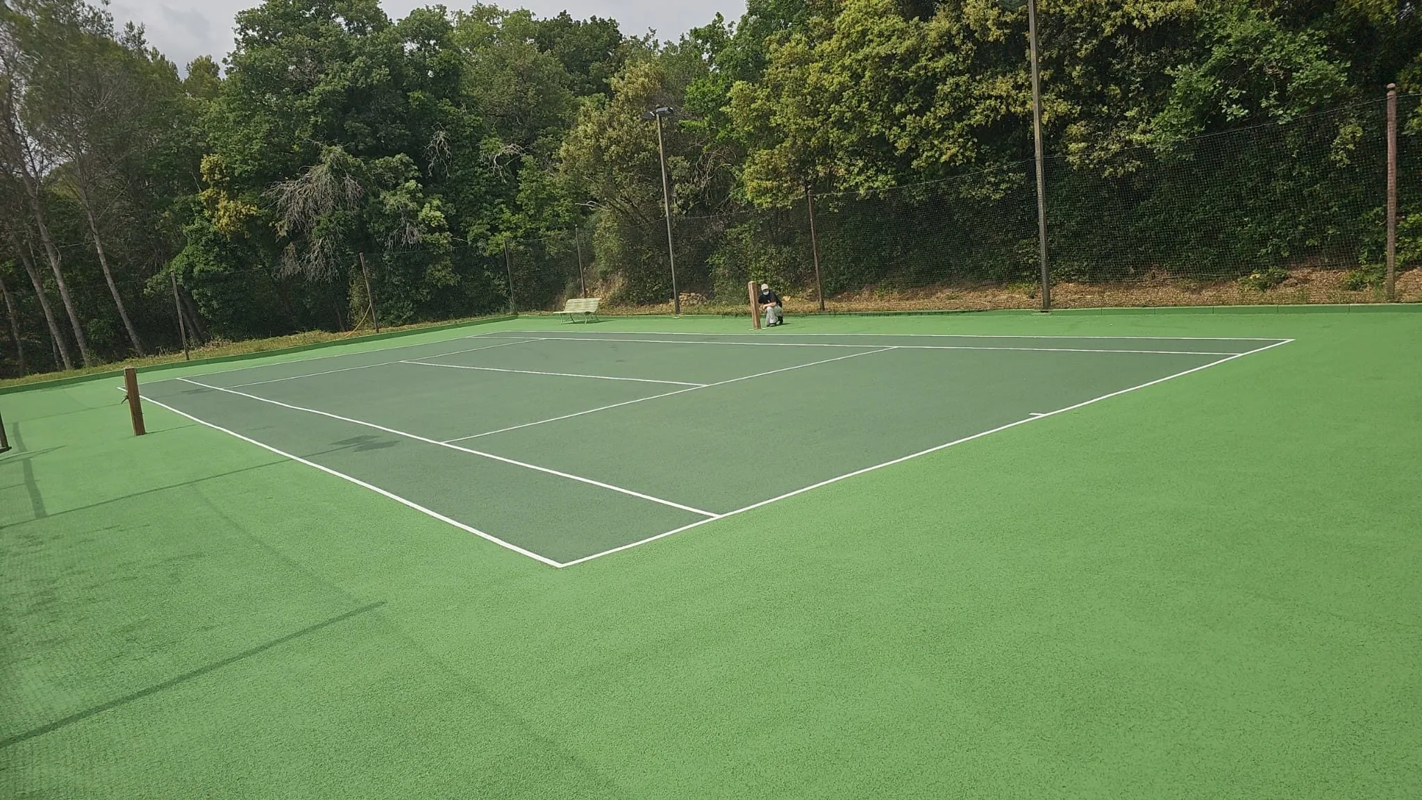 Court de tennis vert clair et vert foncé ombragé