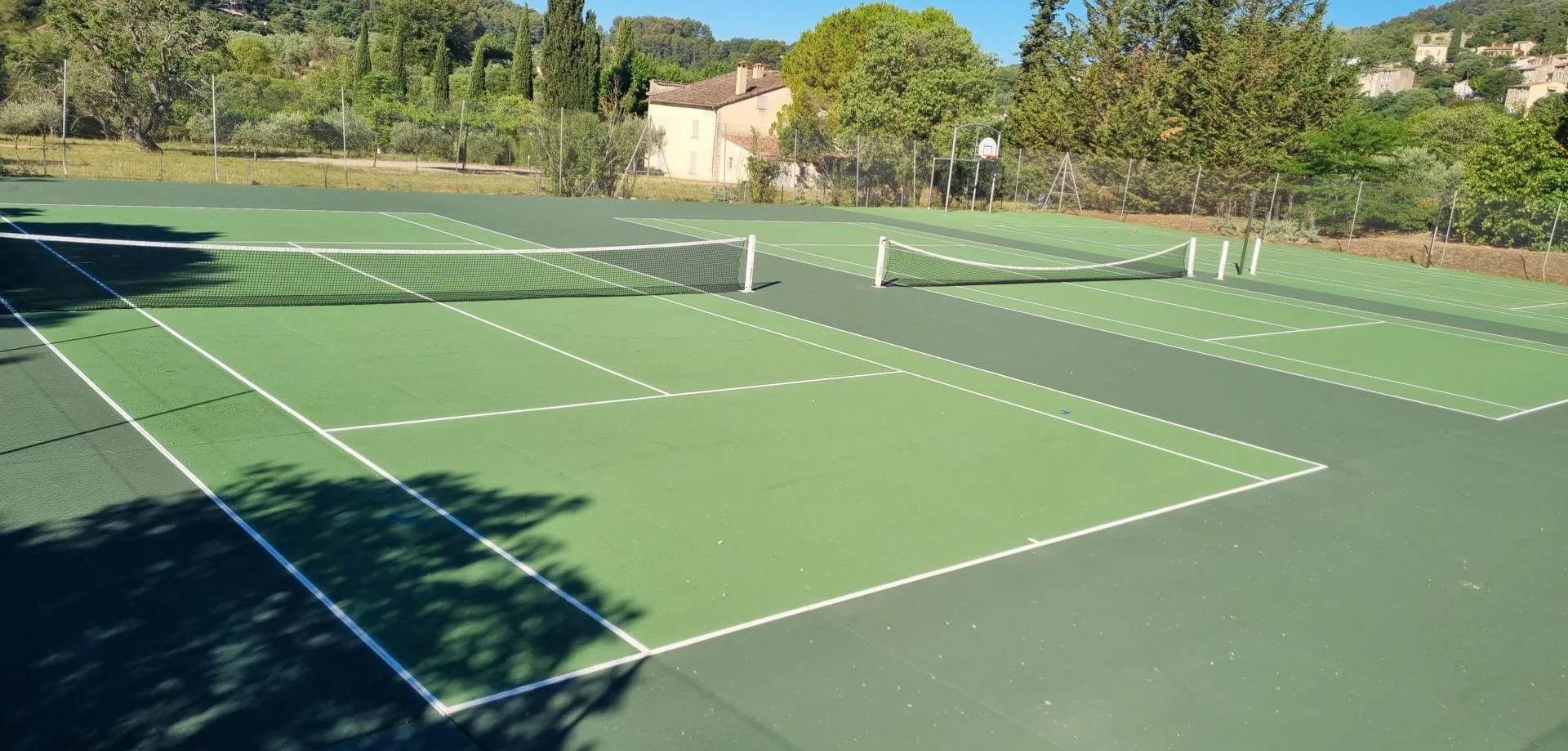 Court de tennis vert d'un club, vue d'ensemble