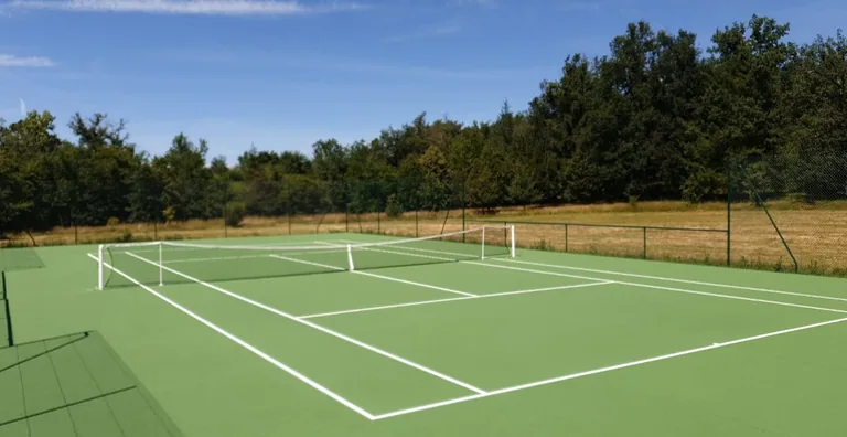 Court de tennis vert en pleine campagne