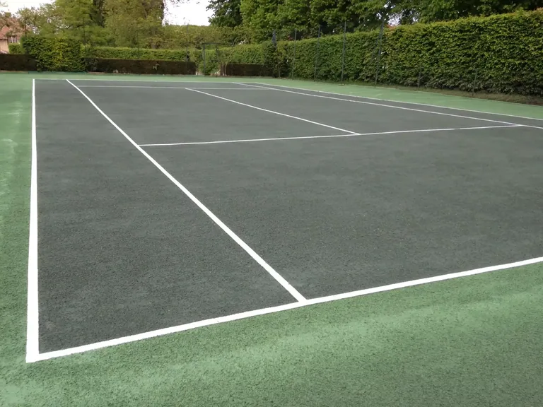 Court de tennis vert foncé aux lignes blanches neuves