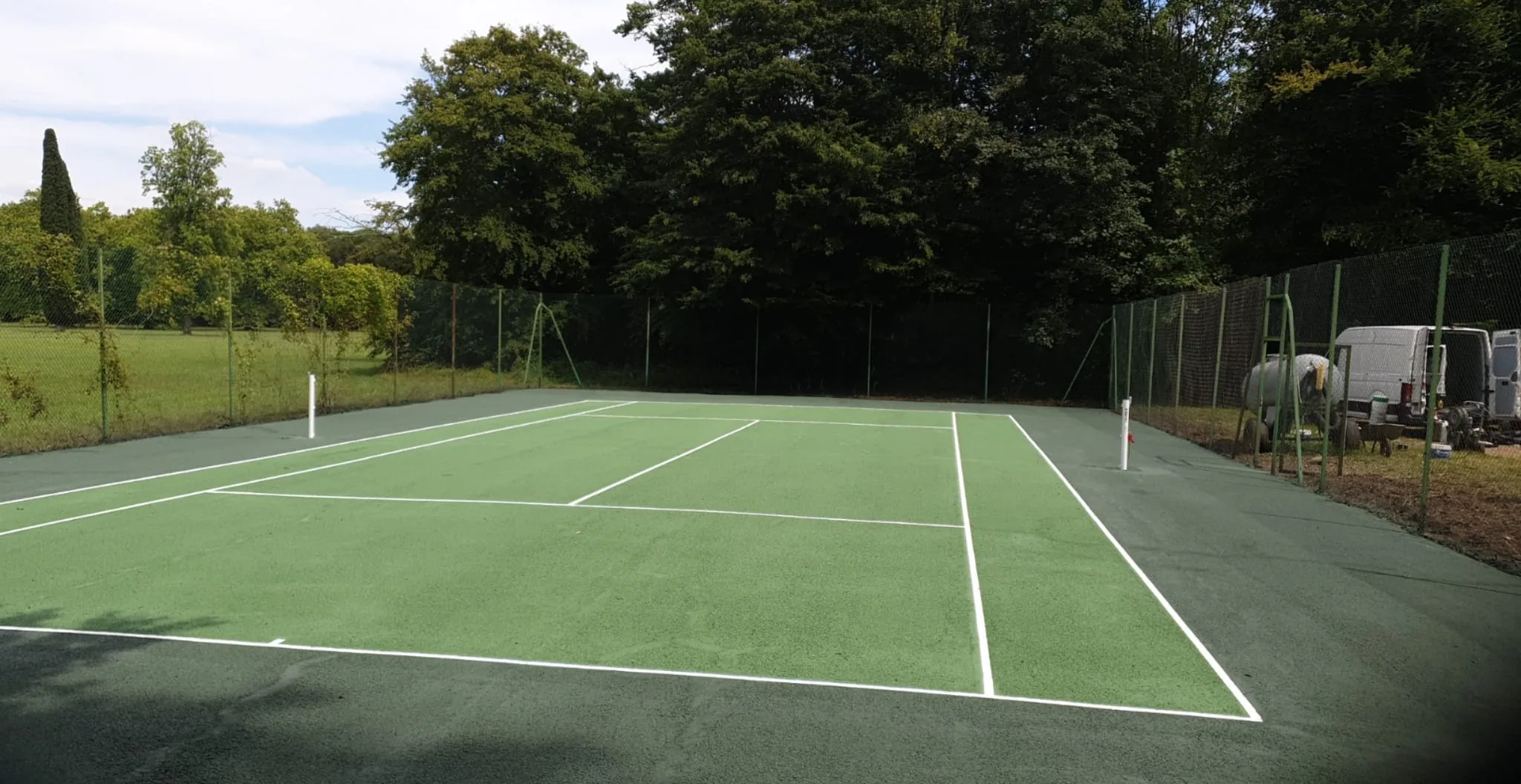 Court de tennis vert foncé et vert clair
