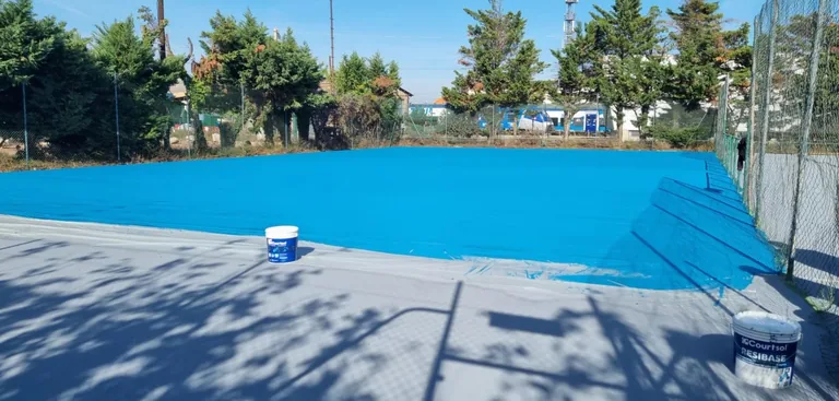 Court en cours de mise en peinture bleue