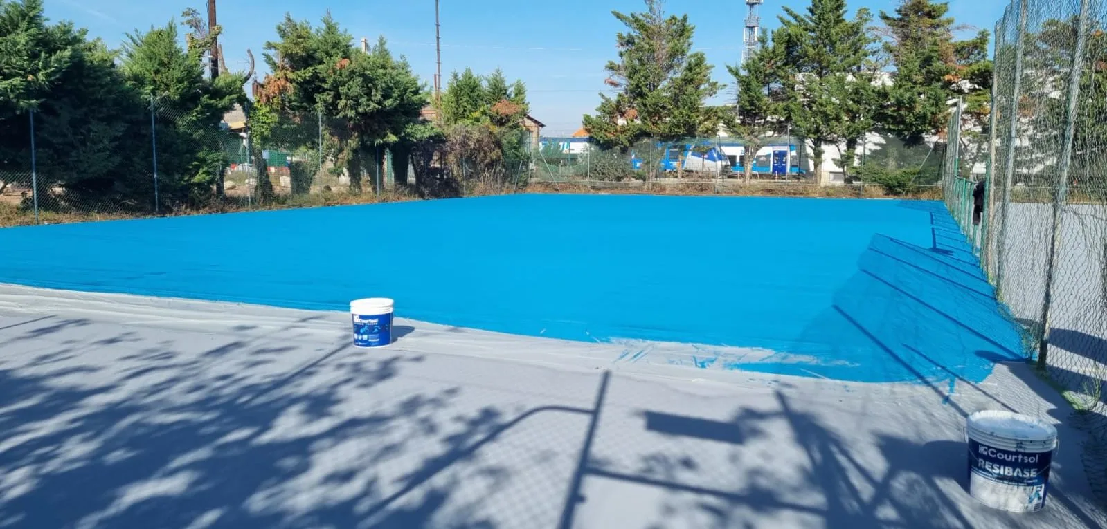 Court en cours de mise en peinture bleue