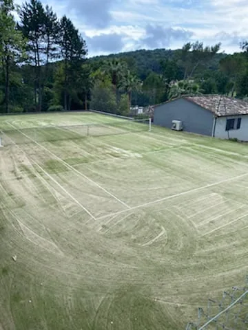 Court en gazon synthétique vert en cours de finition