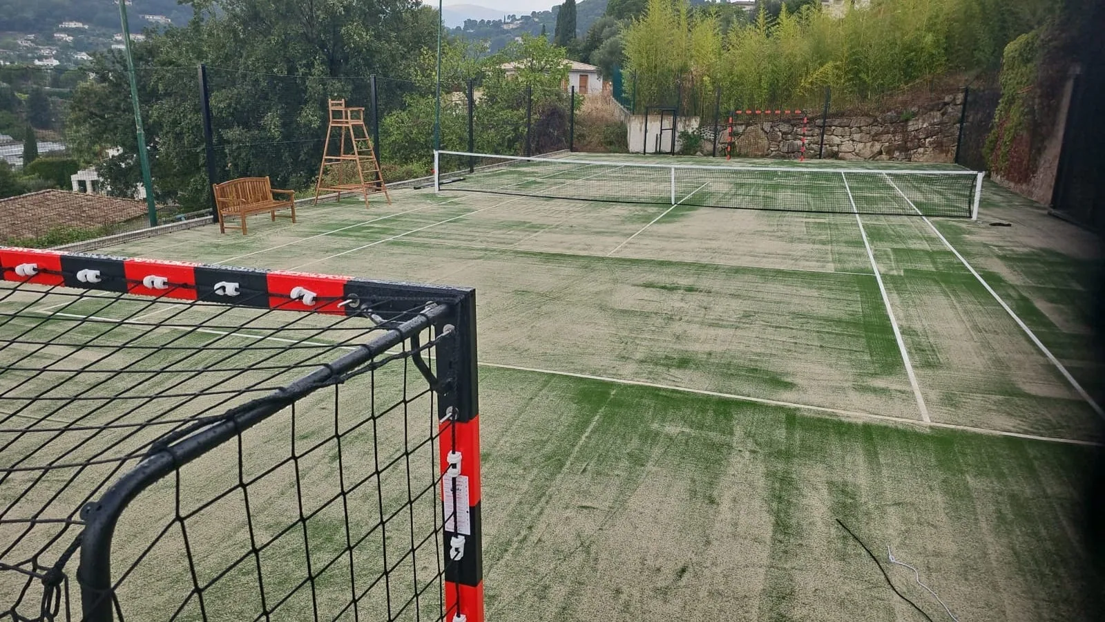 Court multisport vert usé avec but de handball