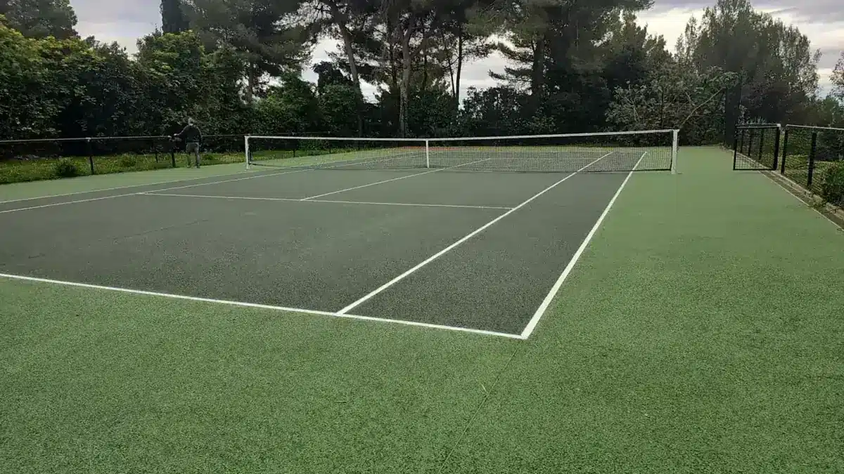 Court en gazon synthétique vert