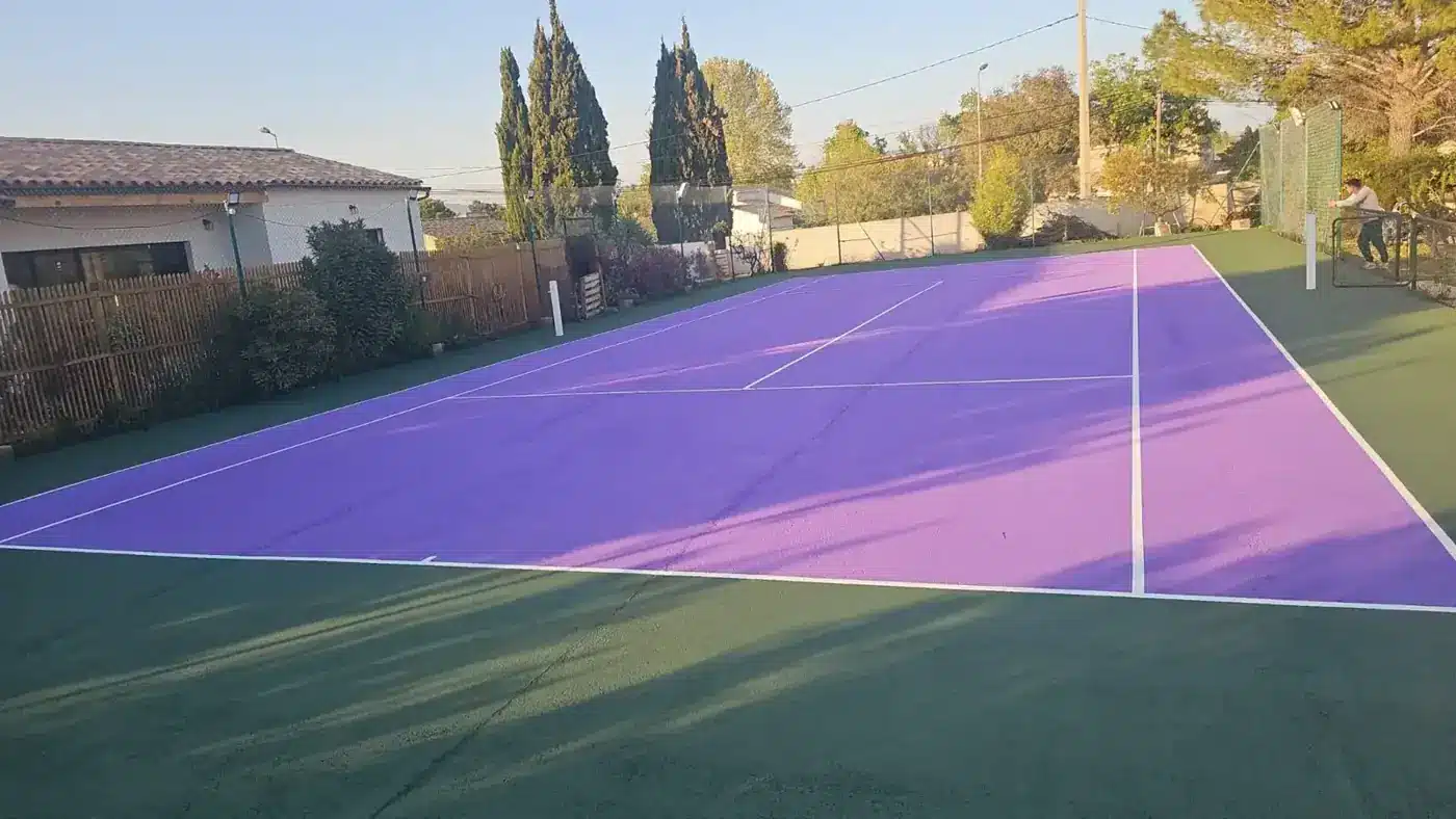 Court de tennis en résine mauve