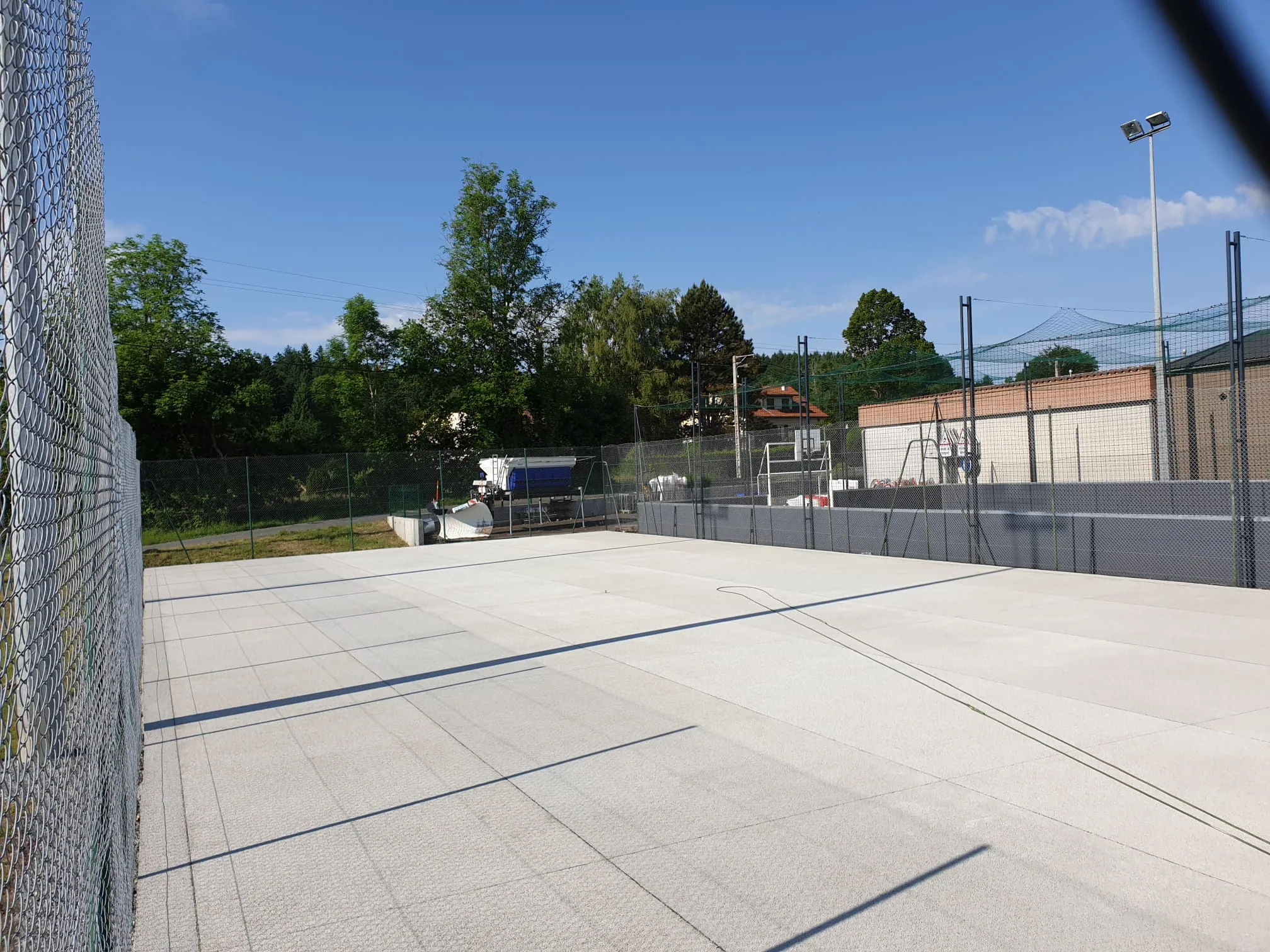 Dalle claire d'un court terminée, prête pour le revêtement