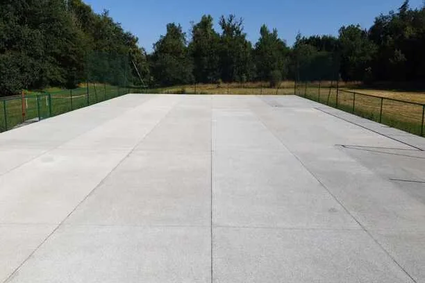 Dalle de béton claire d'un court terminée