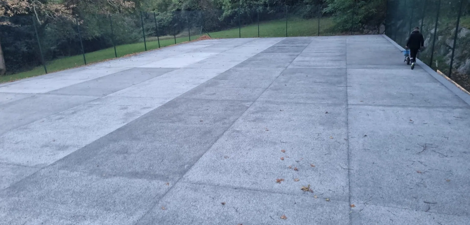 Dalle de béton d'un court en cours de finition