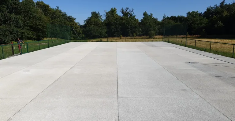 Dalle en béton clair d'un court avant mise en peinture
