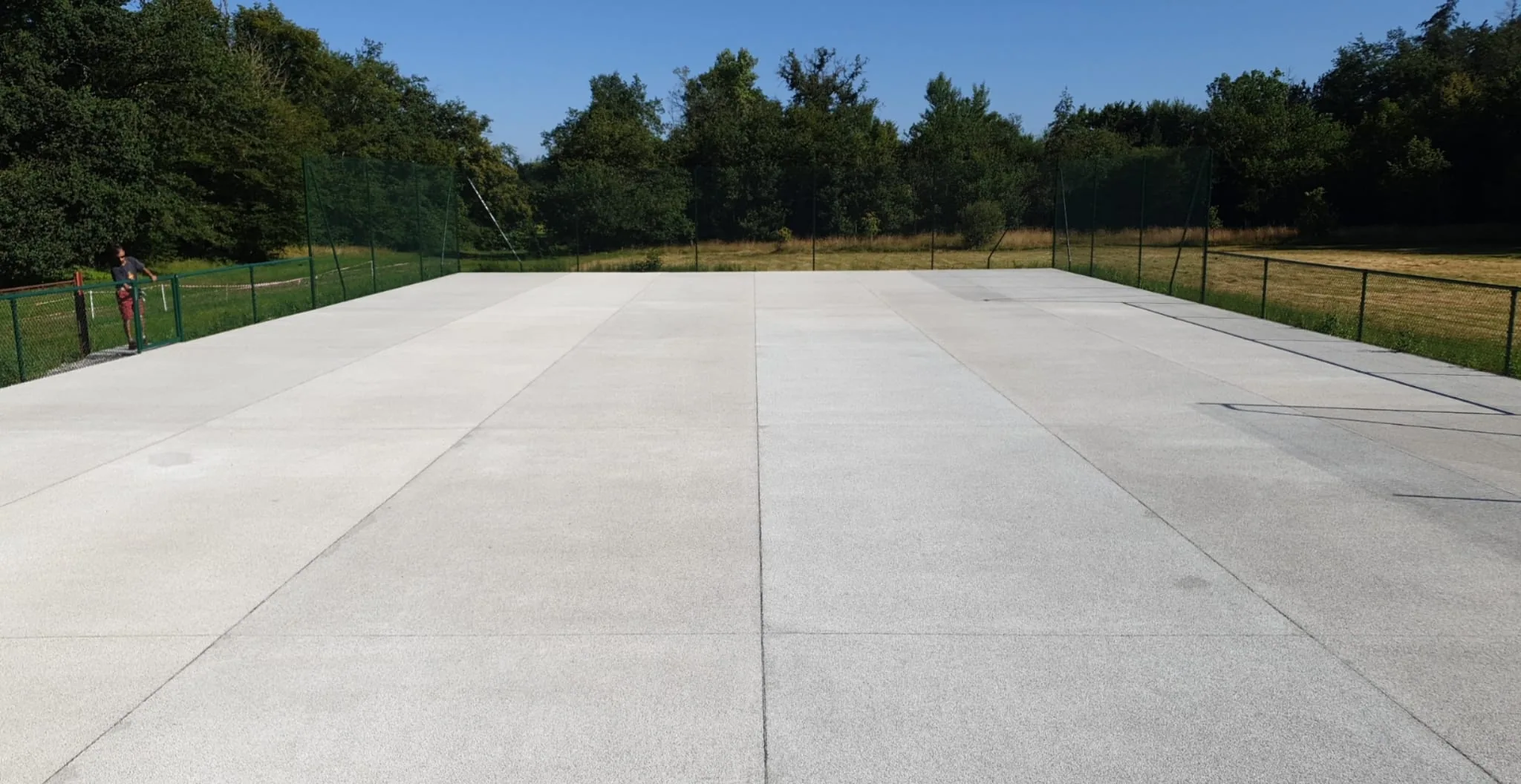 Dalle en béton clair d'un court avant mise en peinture