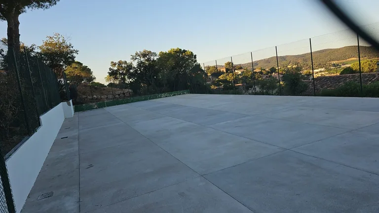 Dalle grise d'un futur court au coucher du soleil