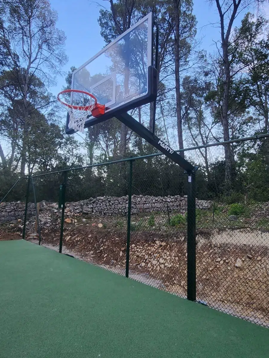 Panier de basket et clôture d'un plateau multisport