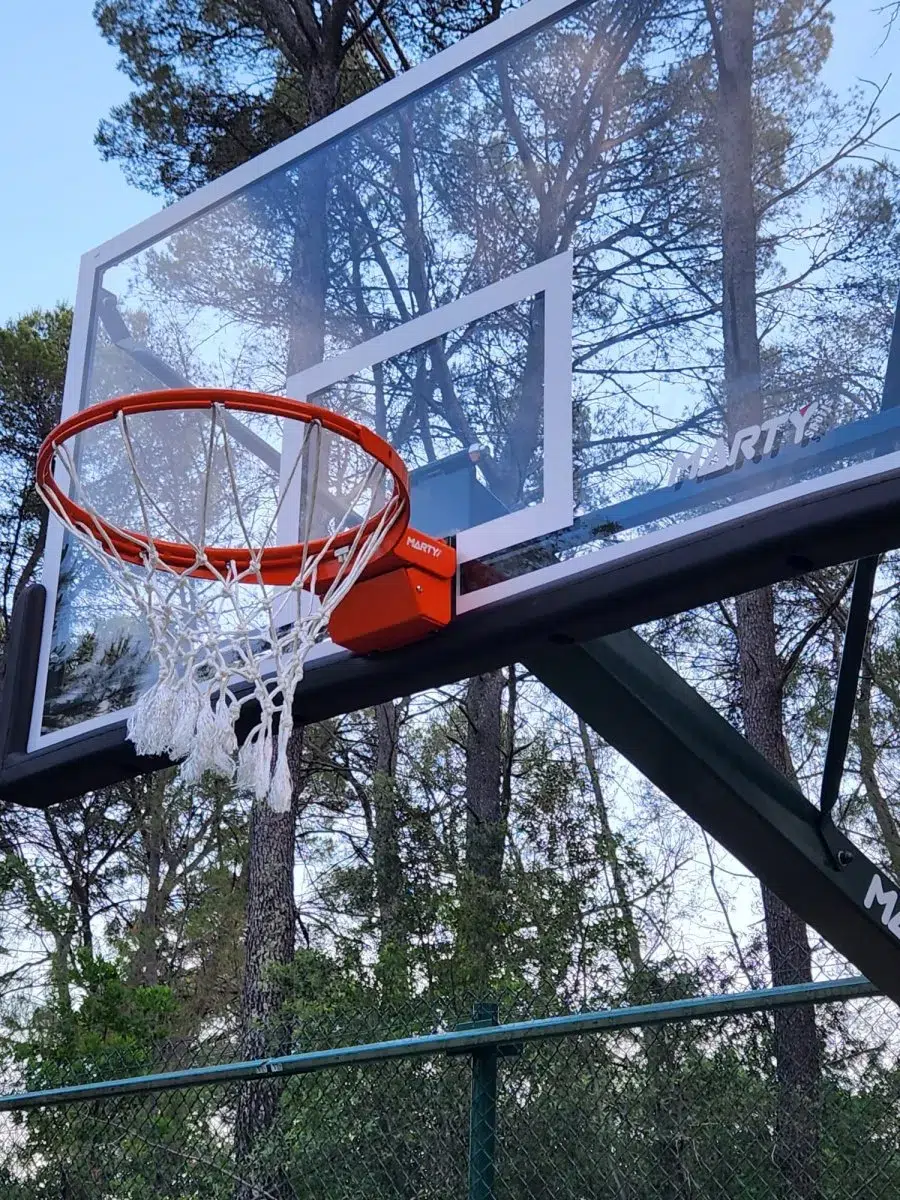 Panier de basket installé au bord d'un court