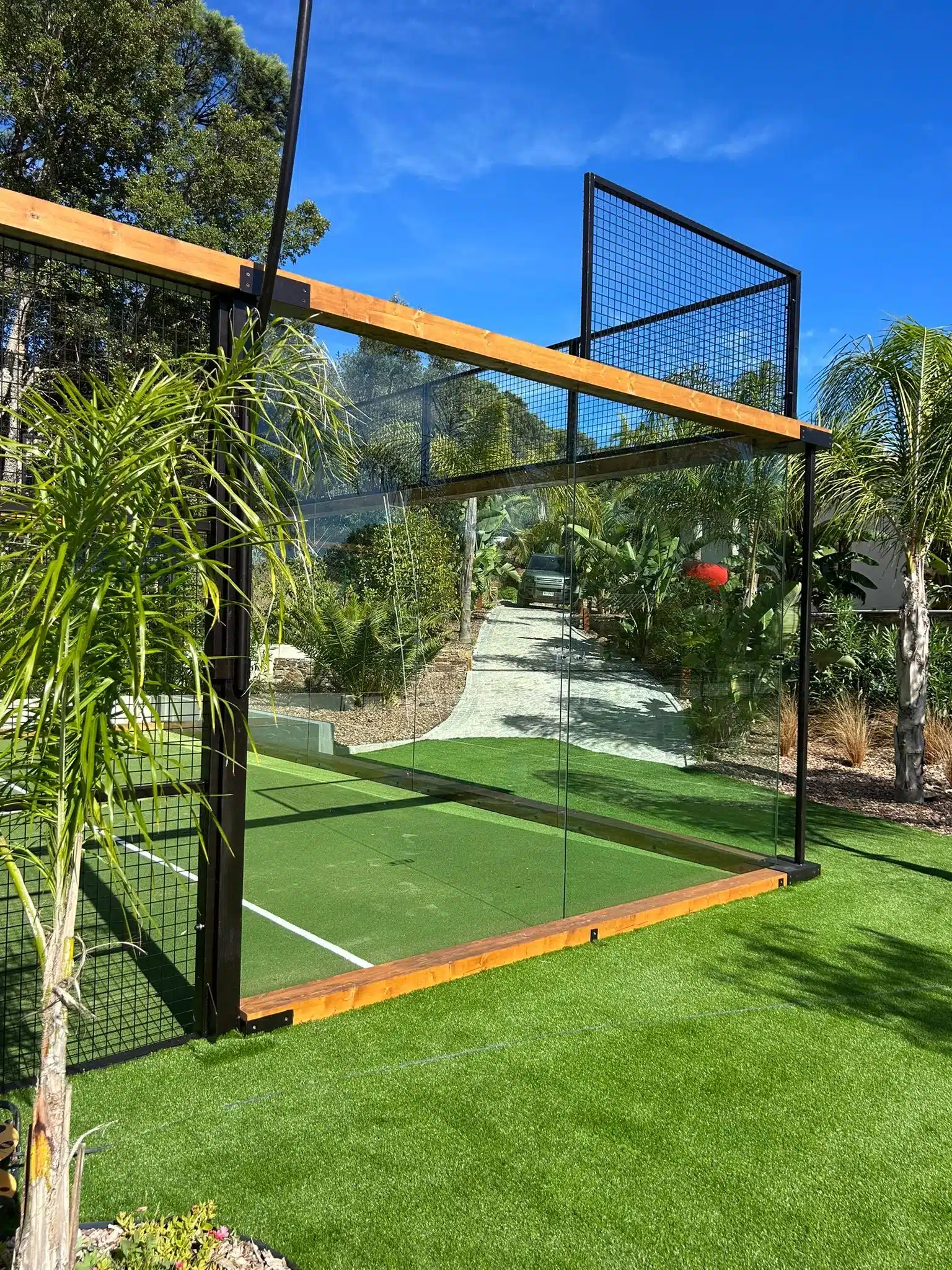 Paroi vitrée et grillage d'un terrain de padel