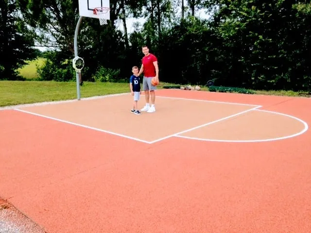 Plateau multisport rouge avec panier de basket