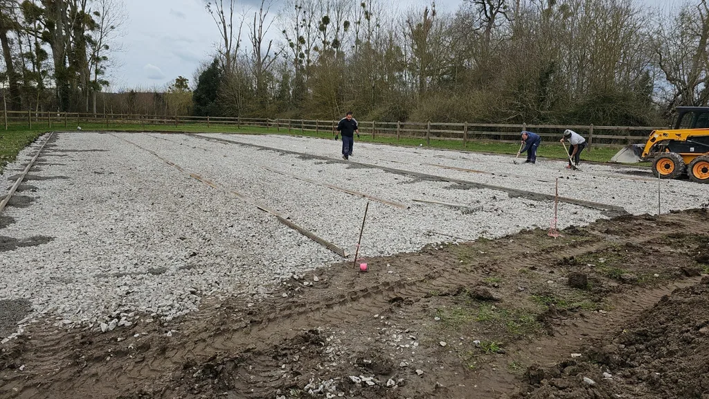 Plateforme d'un court en cours de construction, équipe au travail