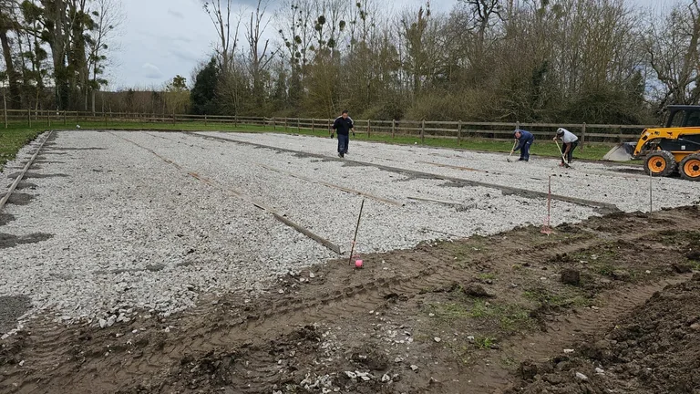 Plateforme d'un court en cours de construction, équipe au travail