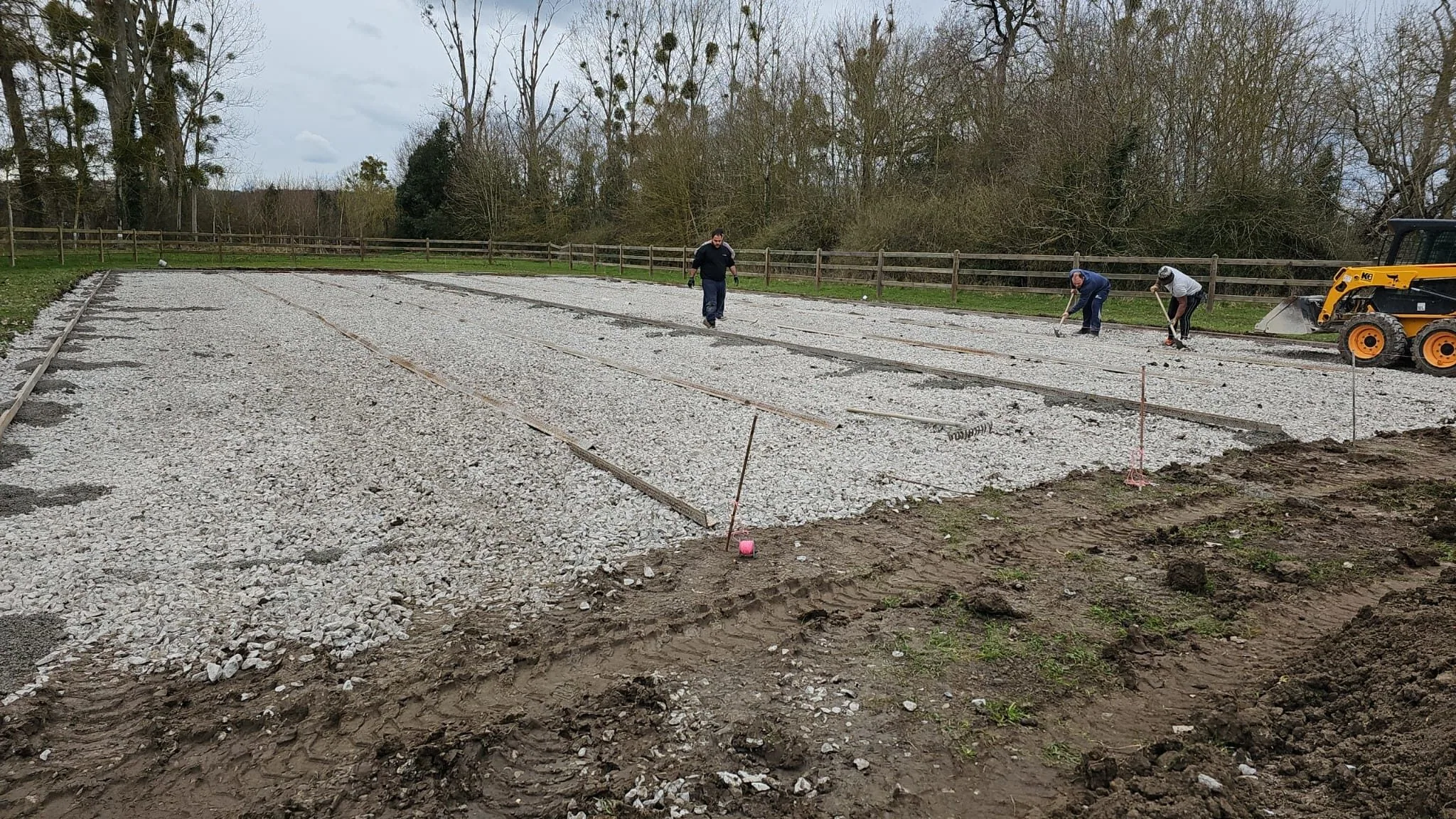 Plateforme d'un court en cours de construction, équipe au travail