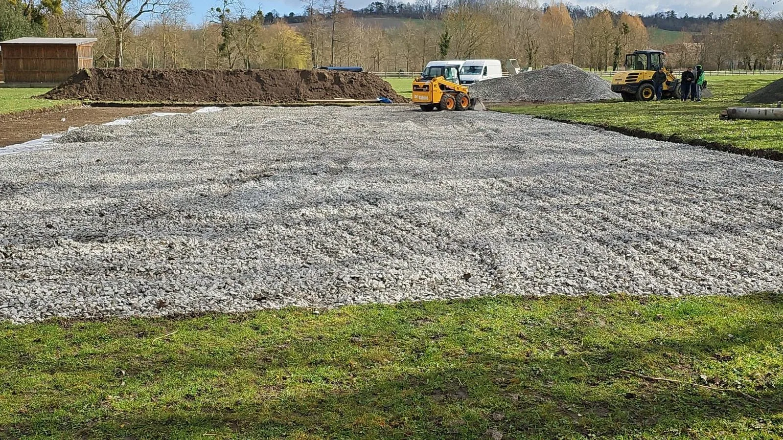Plateforme en gravier compacté d'un futur court