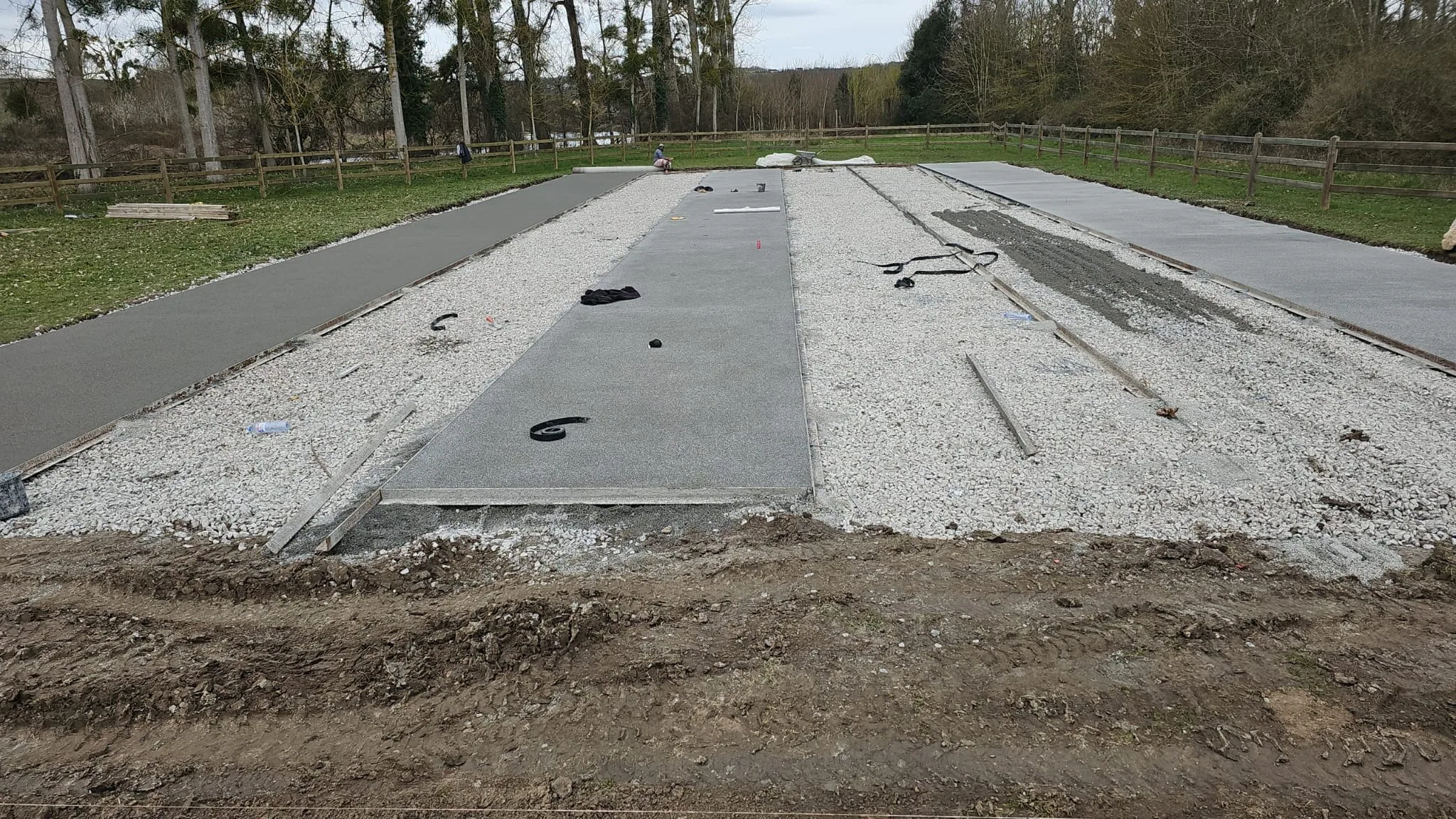 Plateforme en gravier d'un court en cours de construction