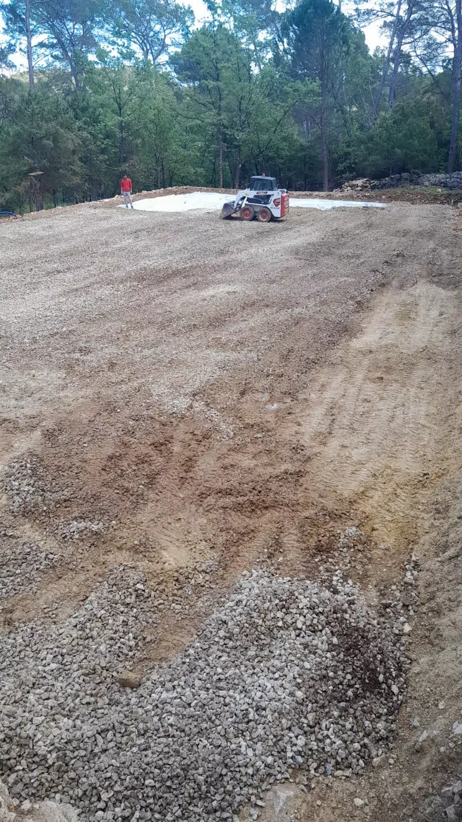 Plateforme nivelée d'un futur court avant les couches de fondation