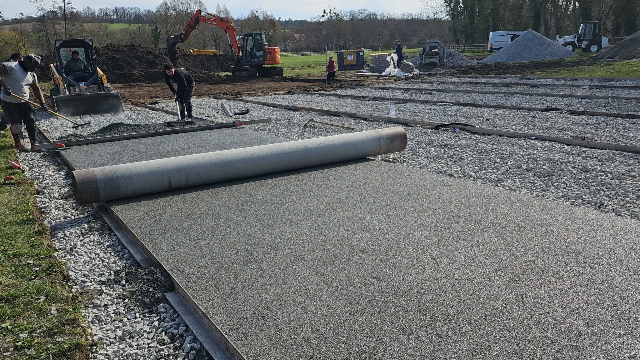 Pose de la couche de finition sur une plateforme en gravier
