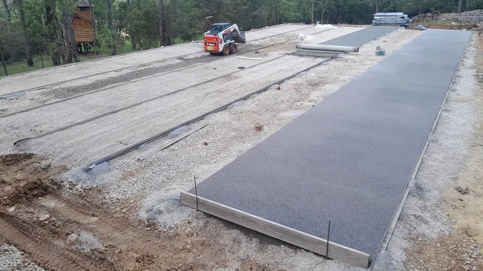 Pose de la couche drainante sur la plateforme d'un court