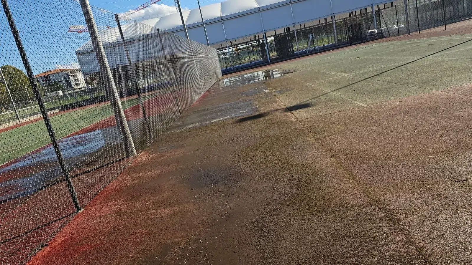 Terrain de padel détrempé avant reprise du revêtement
