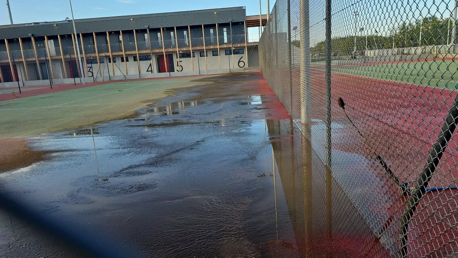 Terrain de padel inondé après la pluie