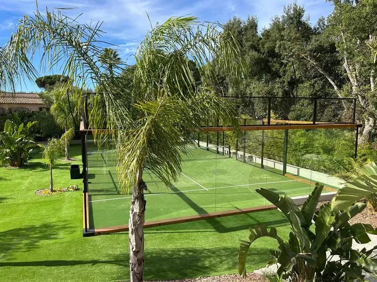 Terrain de padel neuf bordé de palmiers