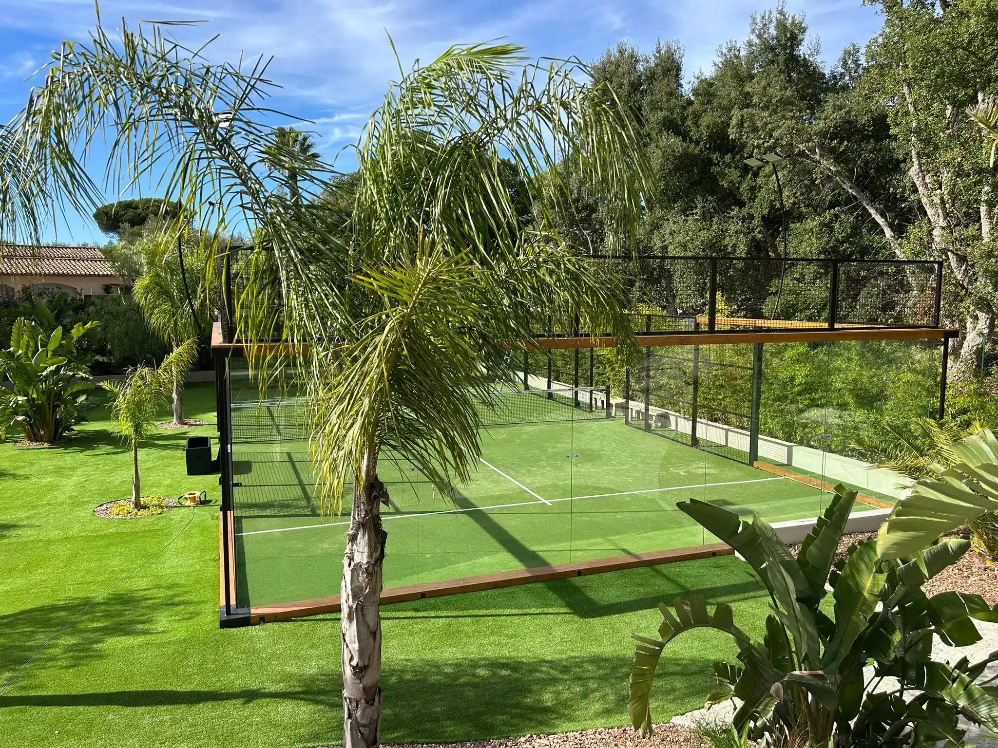Terrain de padel neuf bordé de palmiers
