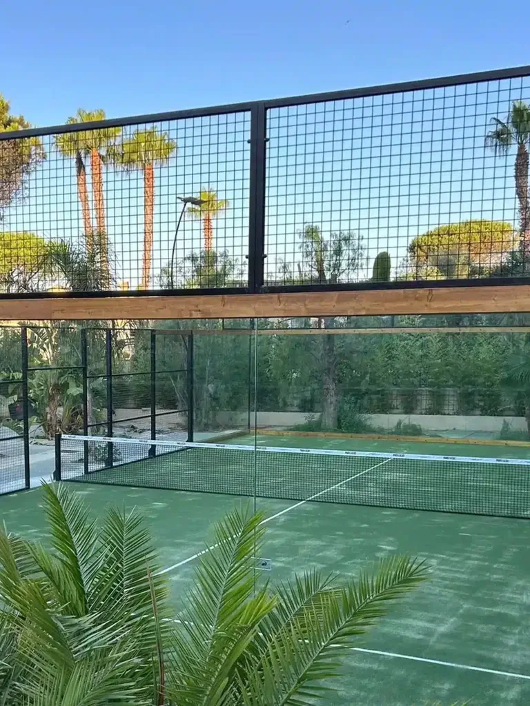 Terrain de padel vert à la structure métallique noire