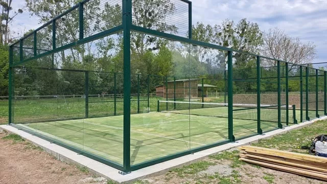 Terrain de padel vert en cours d'installation, structure métallique