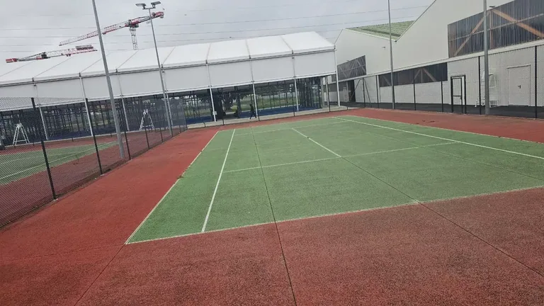 Terrain de padel vert et rouge d'un club