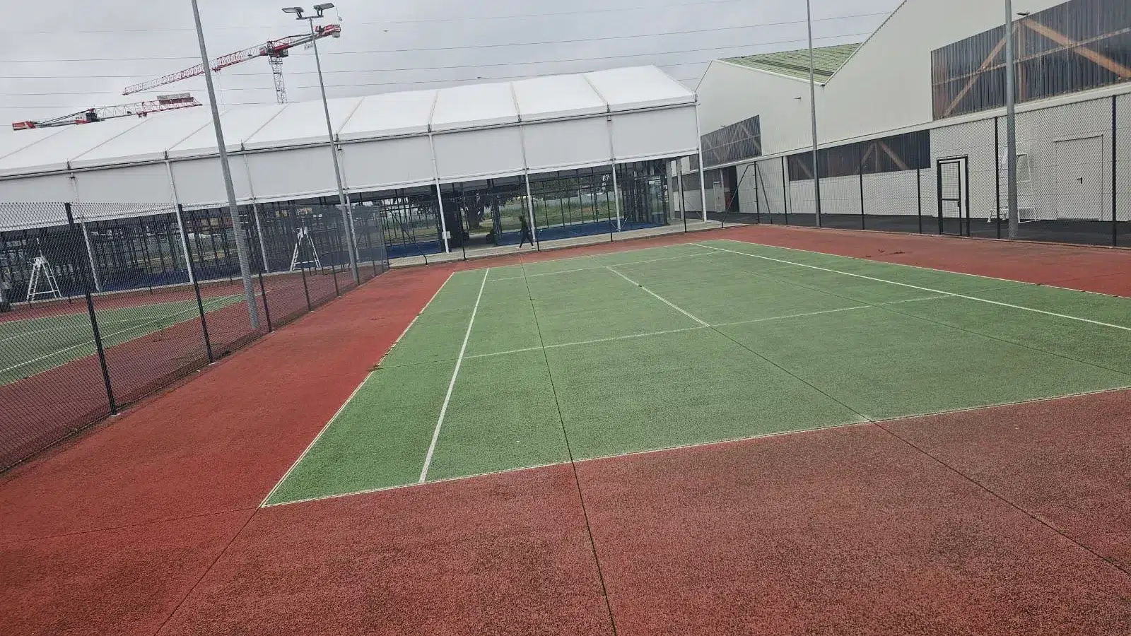 Terrain de padel vert et rouge d'un club