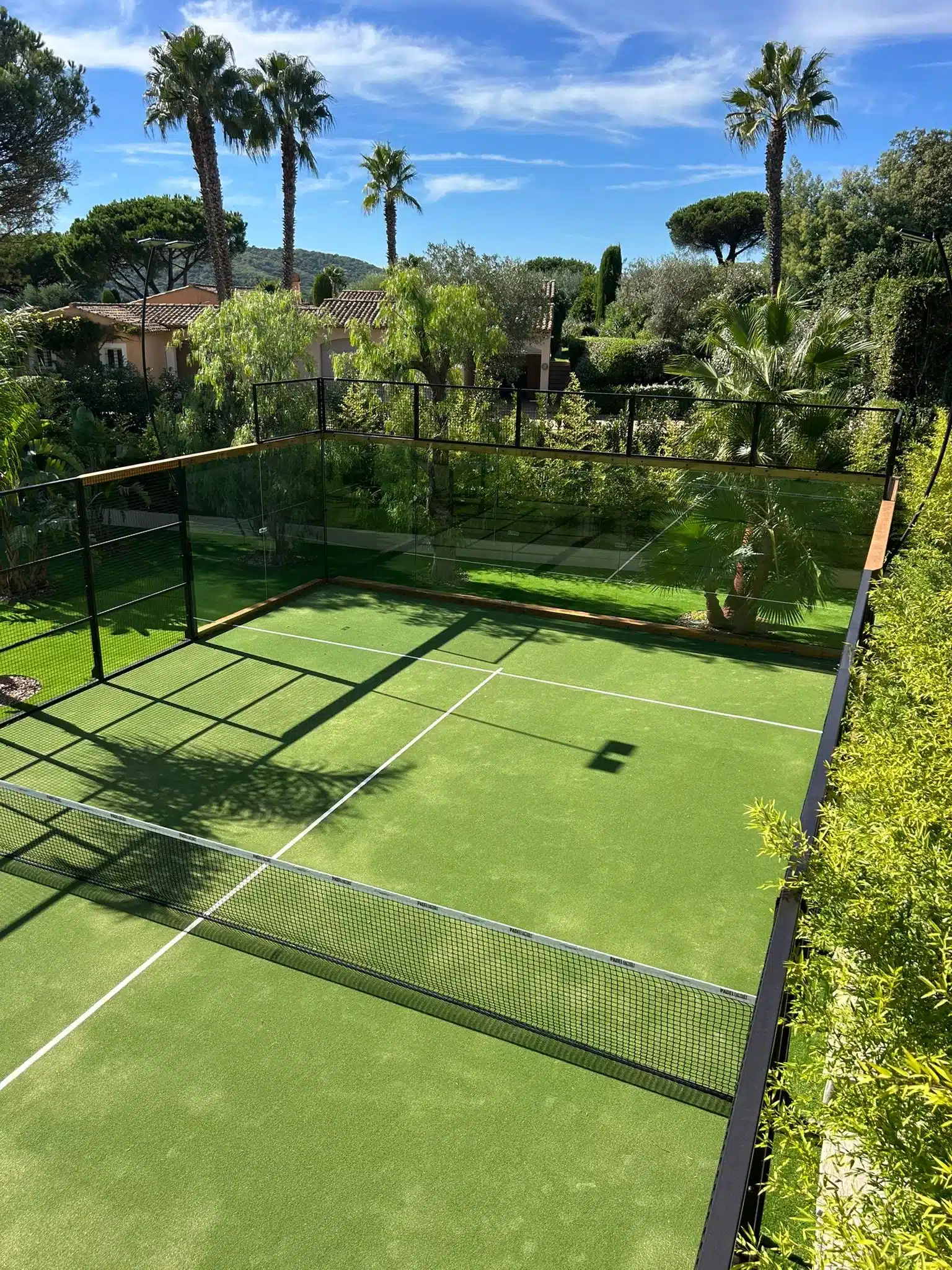 Terrain de padel vert neuf vu depuis l'angle