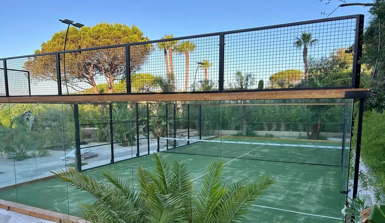 Terrain de padel vert vu depuis l'extérieur