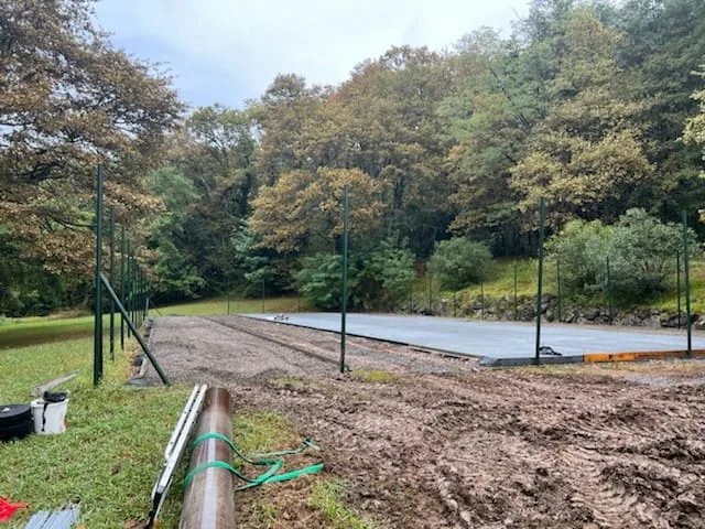 Terrassement d'un court en lisière de bois