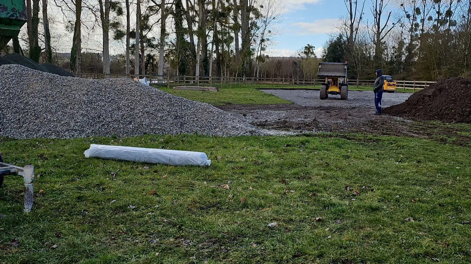 Terrassement d'un court : gravier et engins de chantier