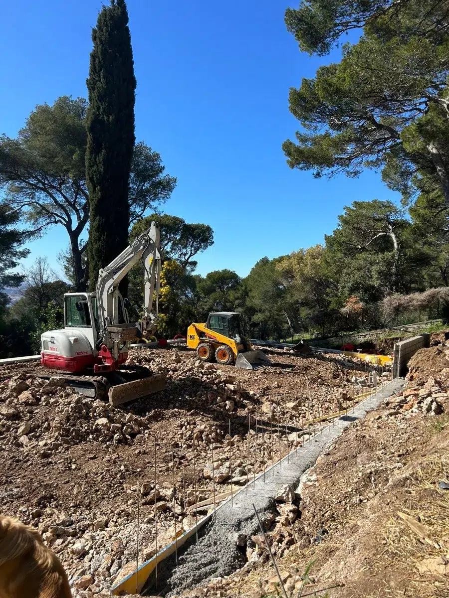 Terrassement d'un court sous les pins